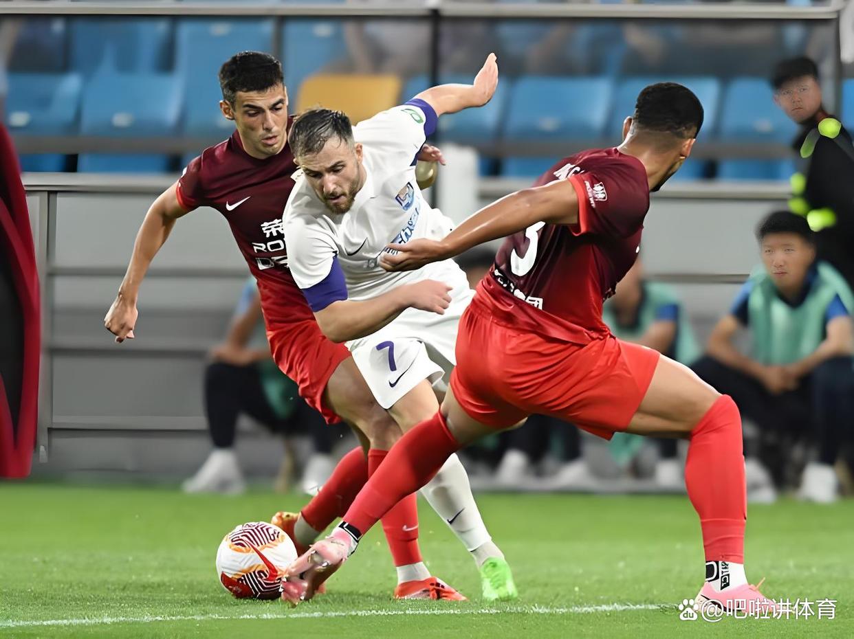 开云体育正规平台-上海申花迎社区盾关键赛，集结日手感冰凉，更衣室稳定，细节决定成败的简单介绍